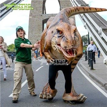T-Rex-Kostüm mit sichtbaren Beinen